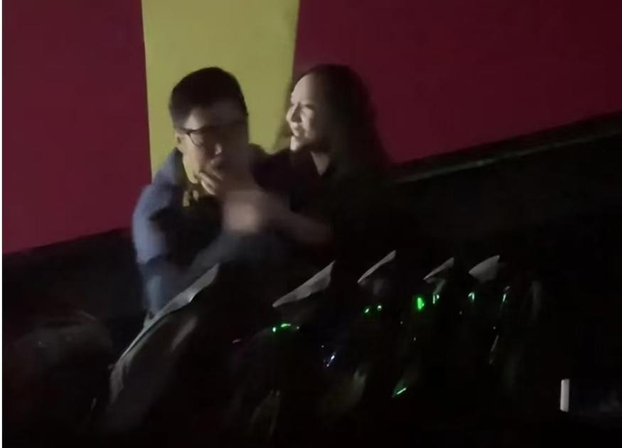 丰满女秘书的诱惑的相关介绍