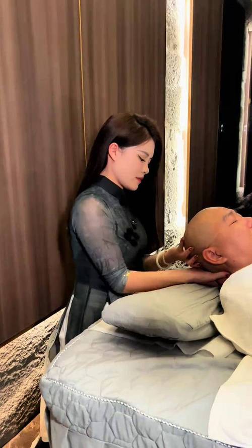 亚洲男人的天堂久久久午夜精品的相关介绍