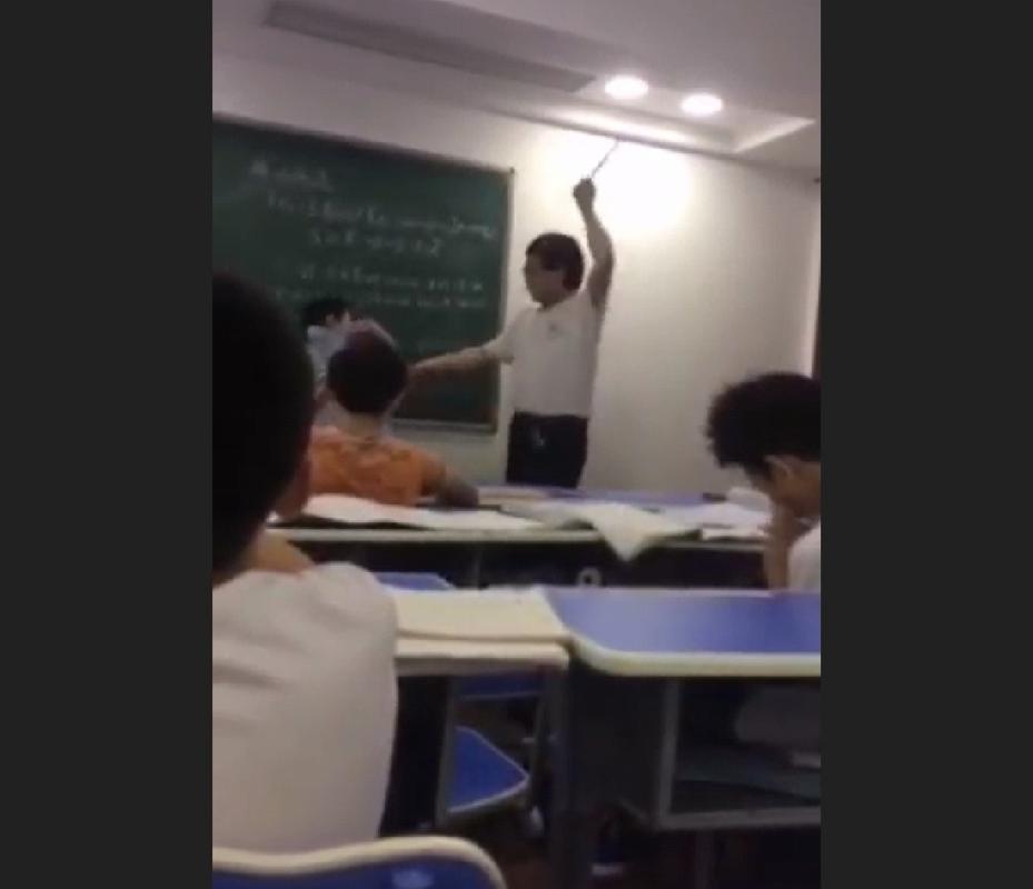 美女张开两腿让男人桶av的相关介绍