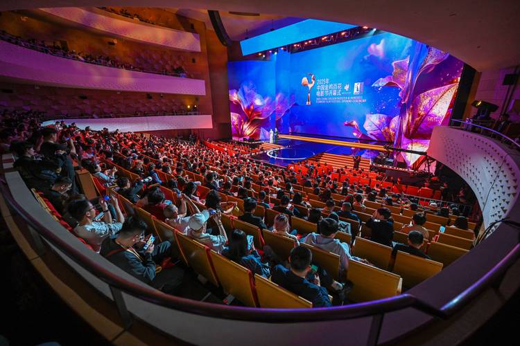 超淫少妇喷水av的相关介绍