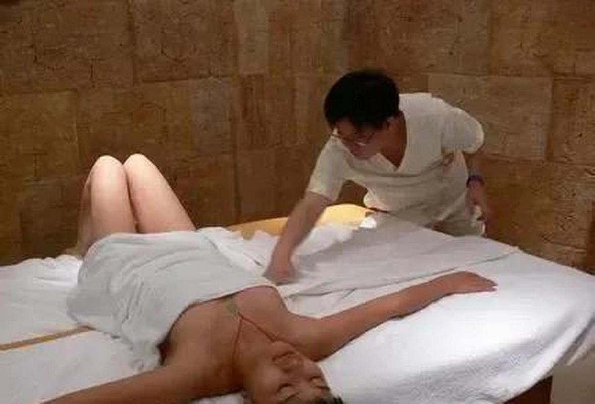 少妇久久久久久被弄高潮av的相关介绍
