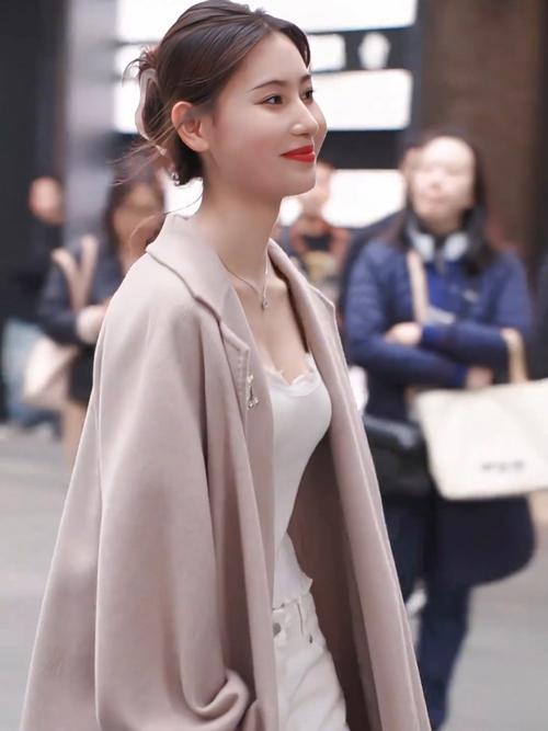 少妇看av一二三区的相关介绍