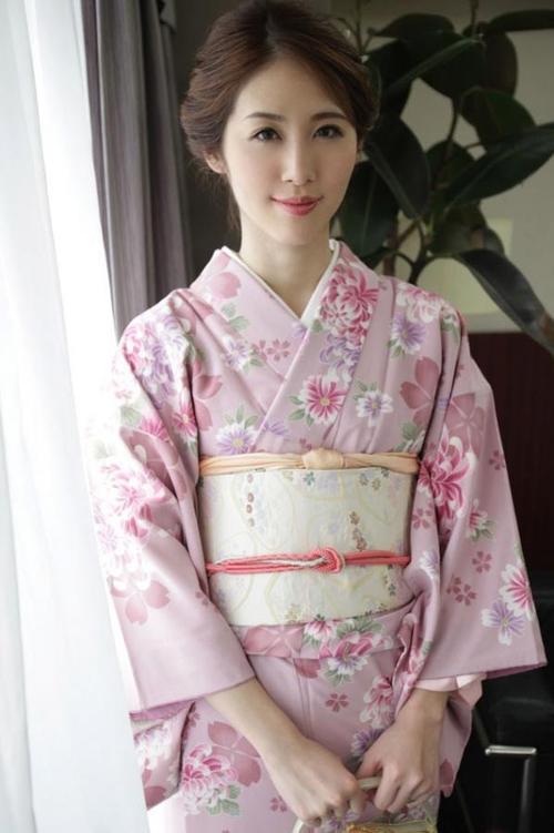 操哭美女姐姐的相关介绍
