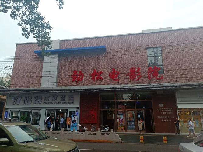 男女一边亲一边摸.的相关介绍
